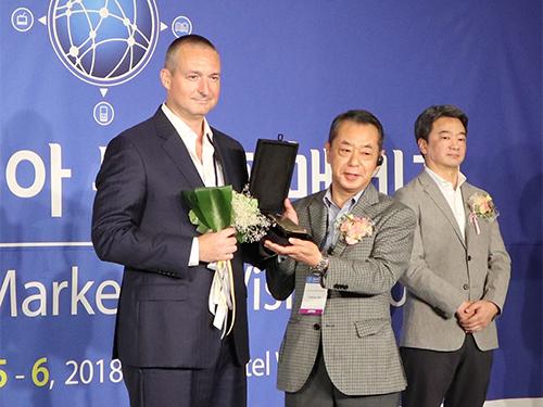 テレビショッピング賞を受賞したオークロンマーケティングのスコット・F・リード取締役（写真左）